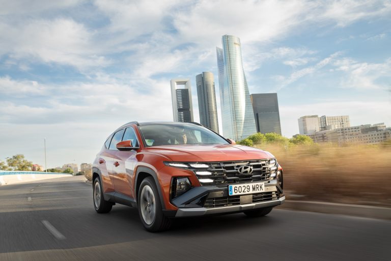 Cómo decidir entre un SUV HEV y un SUV PHEV según tus kilómetros diarios y acceso a enchufe Cómo decidir entre un SUV HEV y un SUV PHEV según tus kilómetros diarios y acceso a enchufe
