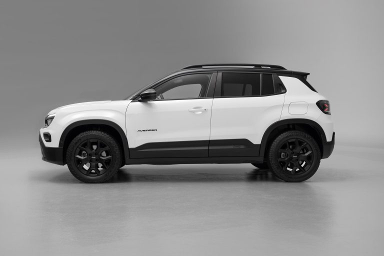 Peugeot e-2008 vs Jeep Avenger: qué SUV-B eléctrico urbano elegir entre dos primos de plataforma Peugeot e-2008 vs Jeep Avenger: qué SUV-B eléctrico urbano elegir entre dos primos de plataforma