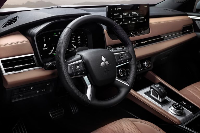Review del Mitsubishi Outlander PHEV: rendimiento en carretera, consumo con batería vacía y coste a 4 años Review del Mitsubishi Outlander PHEV: rendimiento en carretera, consumo con batería vacía y coste a 4 años
