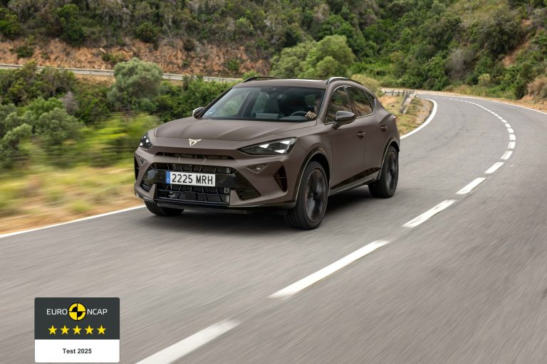 Cómo decidir entre un compacto eléctrico de 40 kWh y uno de 60 kWh según kilómetros diarios y garaje disponibl