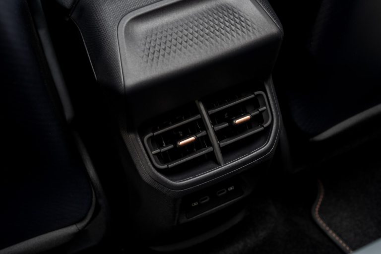 Cómo verificar la etiqueta 0, los km eléctricos y las ayudas Moves III de un compacto eléctrico antes de firmar Cómo verificar la etiqueta 0, los km eléctricos y las ayudas Moves III de un compacto eléctrico antes de firma