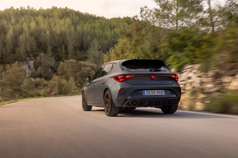 Compacto PHEV nuevo o kilómetro cero: cómo decidir según descuento real y garantía de batería Compacto PHEV nuevo o kilómetro cero: cómo decidir según descuento real y garantía de batería