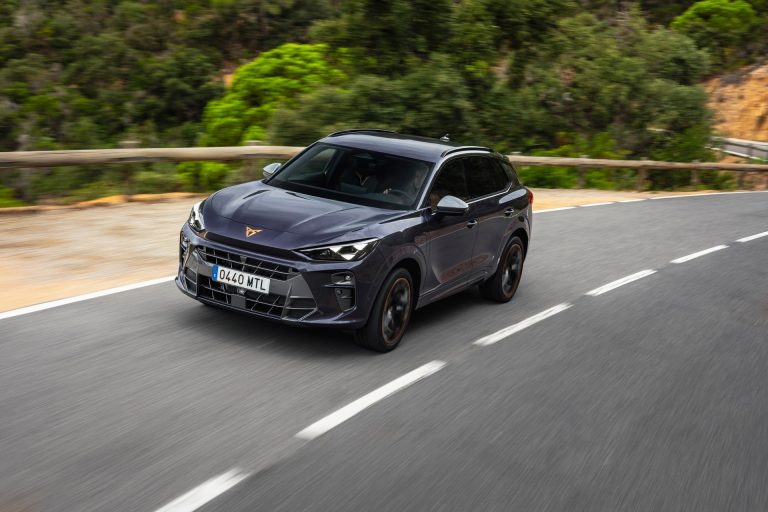 Ranking de compactos PHEV con mayor potencia combinada bajo 45.000 € en 2026