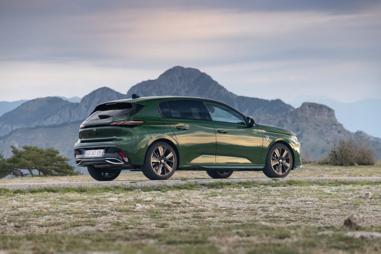 Peugeot e-308 vs Opel Astra Electric: qué compacto eléctrico del grupo Stellantis compensa más en uso mixto Peugeot e-308 vs Opel Astra Electric: qué compacto eléctrico del grupo Stellantis compensa más en uso mixto