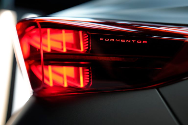 Cómo elegir un SUV PHEV en 2026 según kilómetros diarios, acceso a enchufe y coste a 5 años