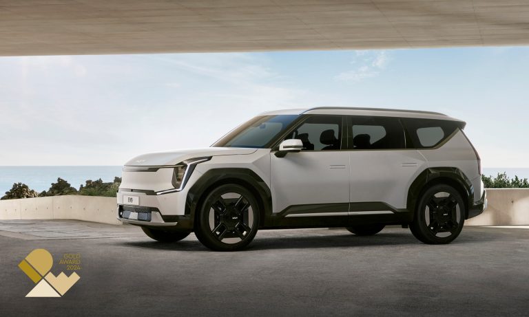 Cómo comprobar en el concesionario que un SUV eléctrico familiar admite dos sillas isofix + un adulto en la fila central Cómo comprobar en el concesionario que un SUV eléctrico familiar admite dos sillas isofix + un adulto en la fi