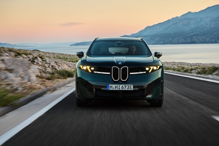 Cómo elegir un SUV PHEV en 2026 según autonomía eléctrica útil, potencia de carga AC y perfil autovía