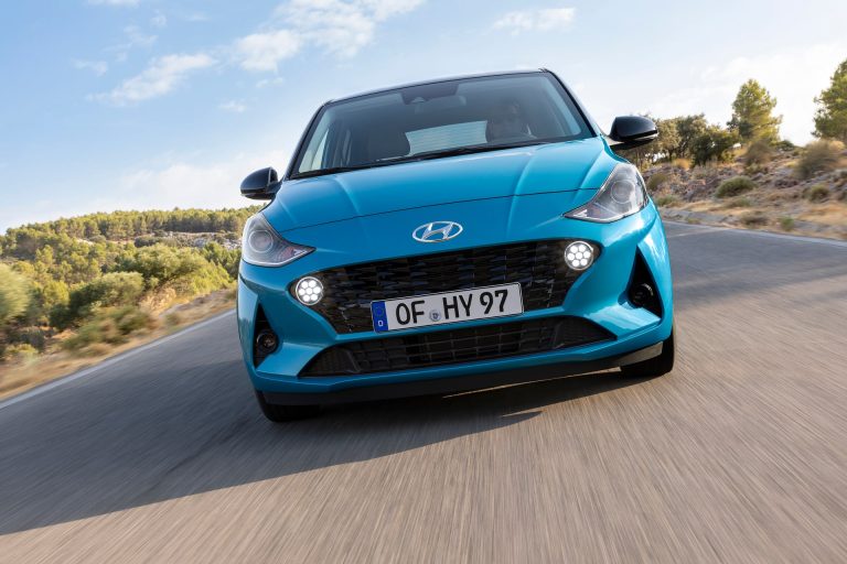 Hyundai i10 vs Toyota Aygo X: qué utilitario urbano de acceso compensa más en uso diario y coste a 5 años